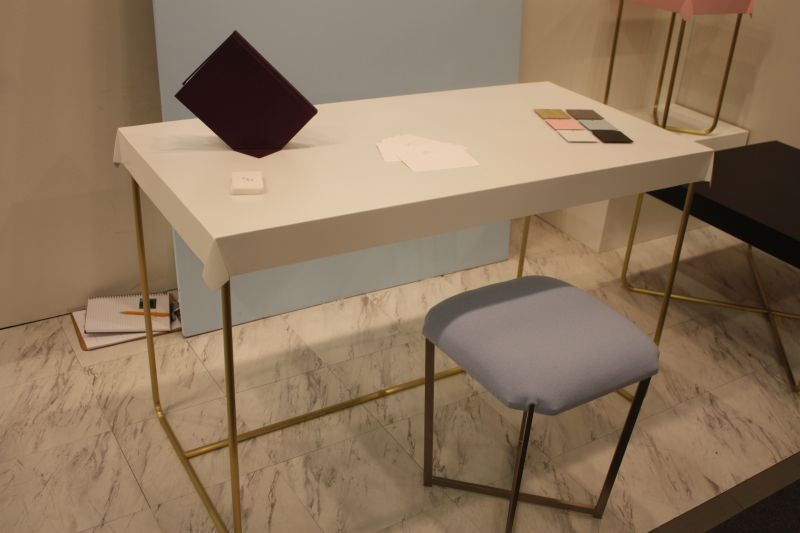 desk-with-gold-base