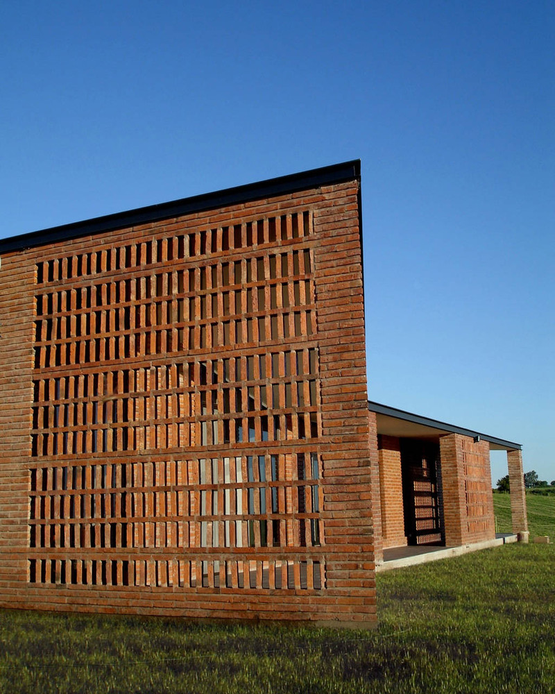 Diamante House With perforated bricks wall - patio