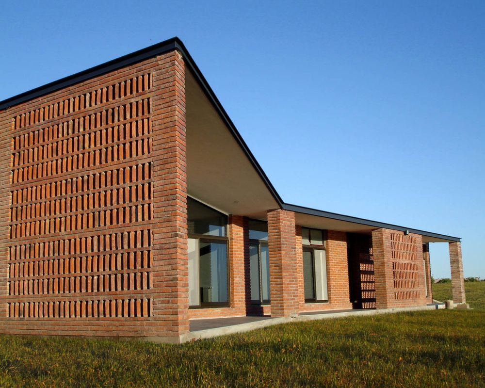 Diamante House With perforated bricks wall