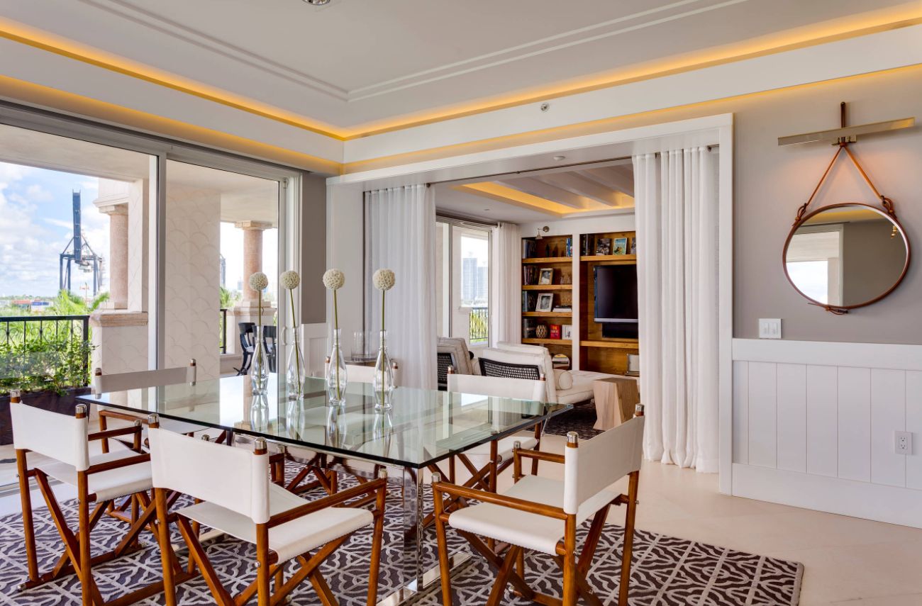 Divide the living room and dining area with curtains