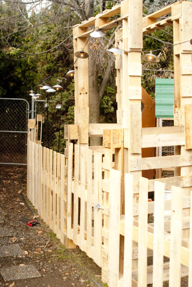 Diy pallet fence with arcade