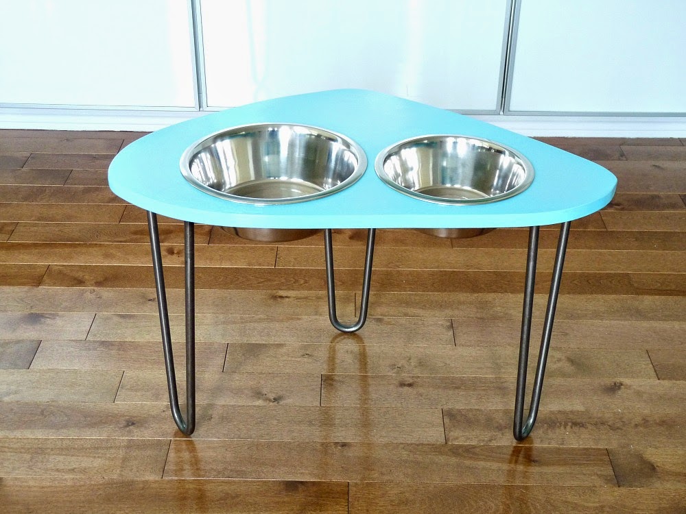 Dog bowl food with hairpin legs