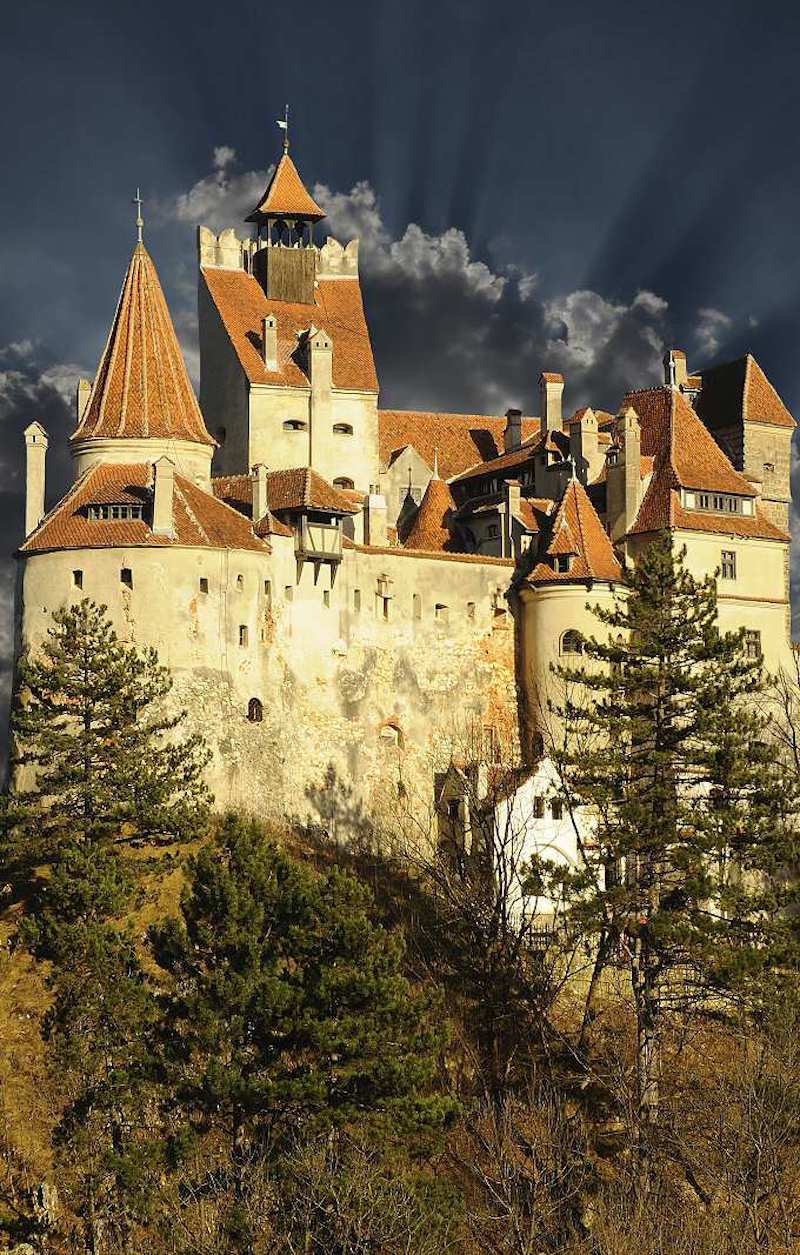 The panorama is dreamy, both when climbing towards the castle and when admiring it from the top