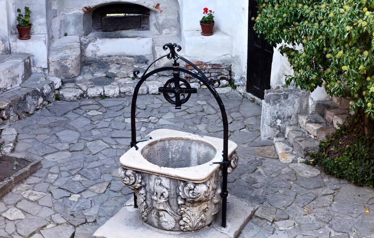 A small wishing well can be found in the courtyard. It's decorated with ornaments typical for the architectural style of the castle 