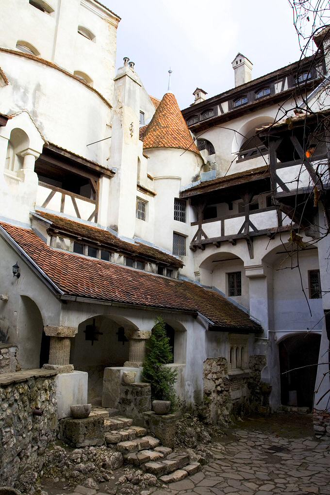 Numerous windows and balconies of different dimensions cover the facades that face the courtyard