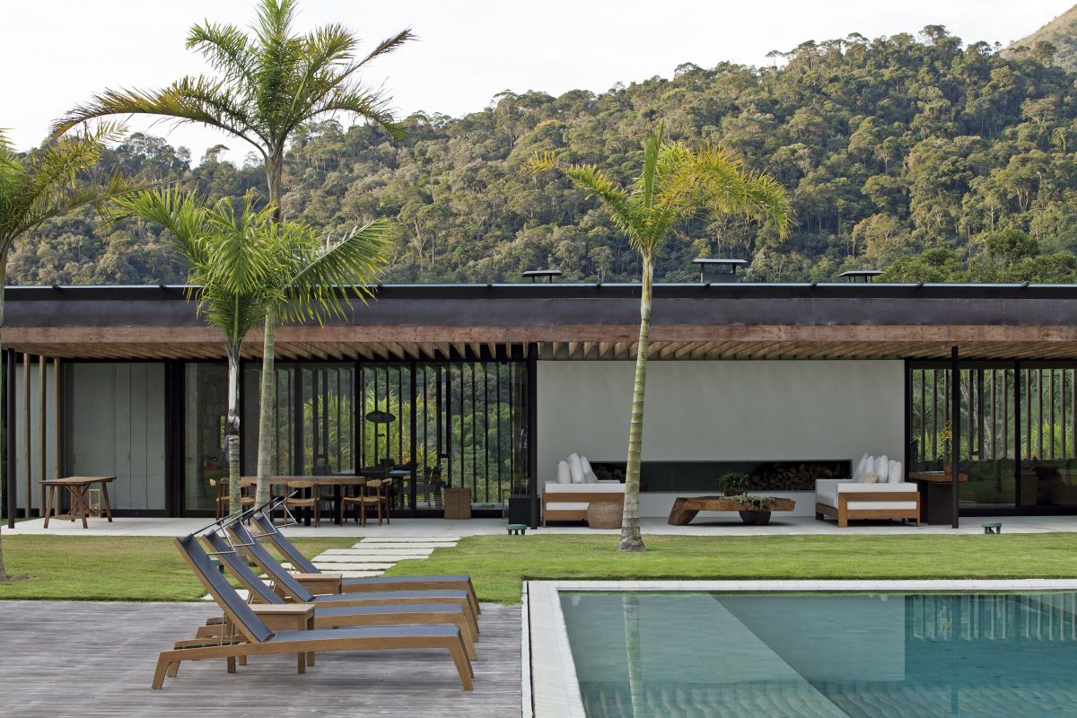 Dream House with pool by bernardes and jacobsen arquitetura