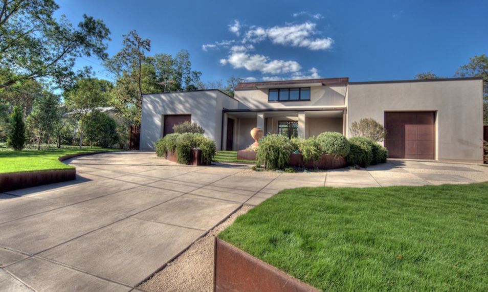 Driveway house with corten retaining walls
