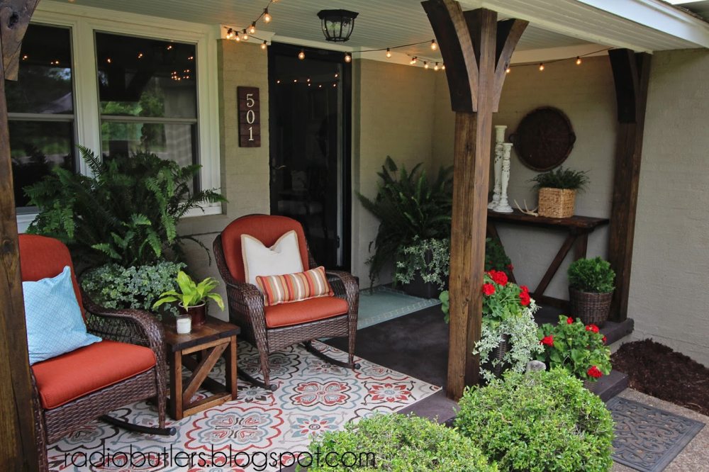 Dront porch well decorated with string lights