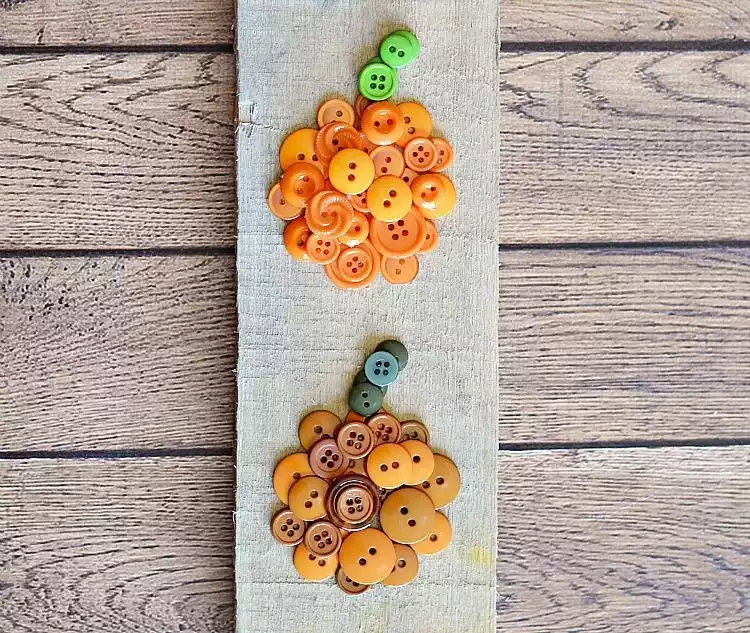 Easy ombre pumpkin from buttons