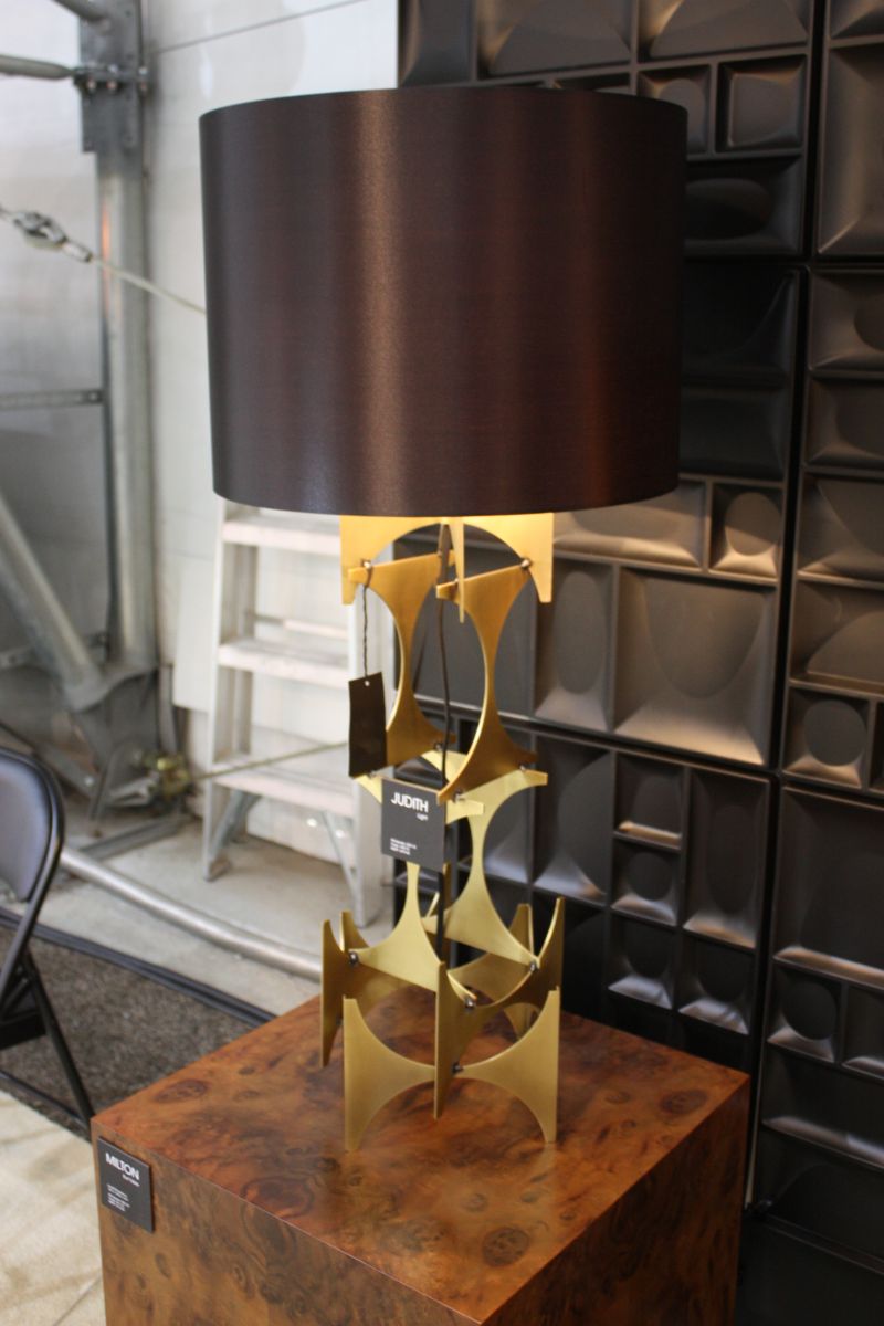 Espresso Color - Lamp and wall