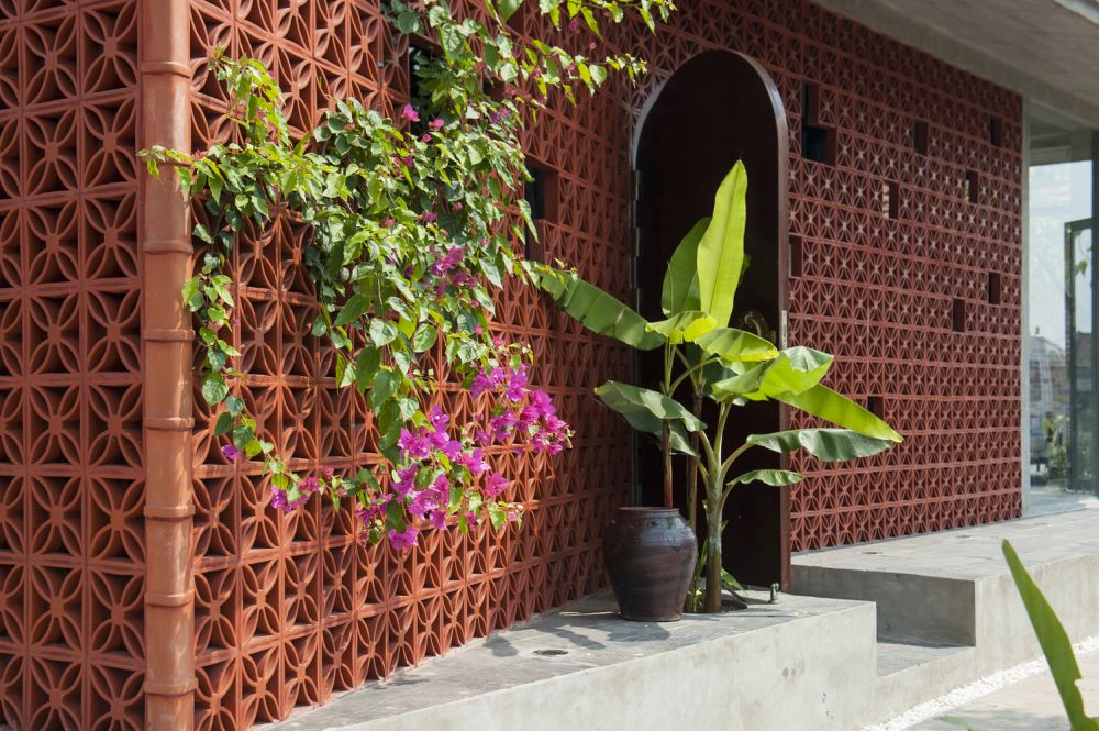 Exposed bricks to create a modern facade - Maison A - entryway