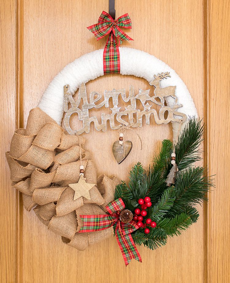 Beautiful use of burlap on a Christmas wreath