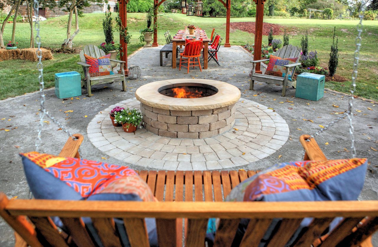 Fire pit garden design with colorful pillows