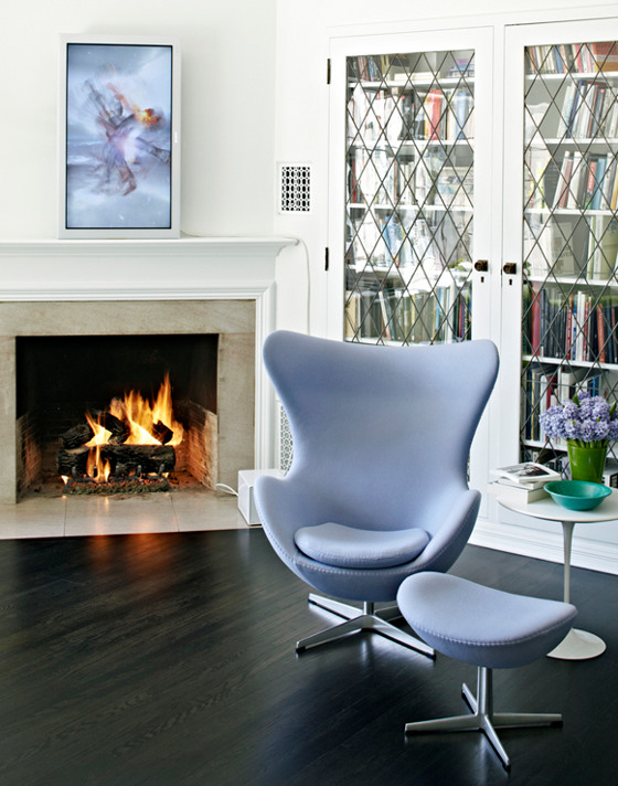 Fireplace egg chair in blue with ottoman