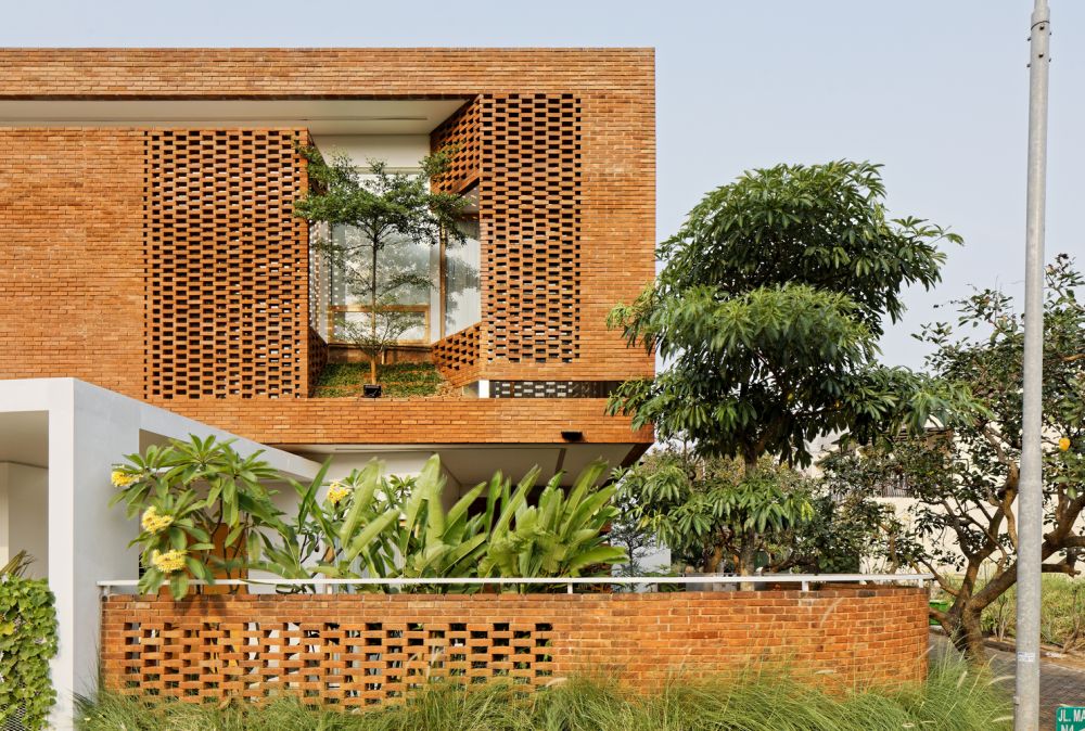 Flick House with facade made from bricks by Delution