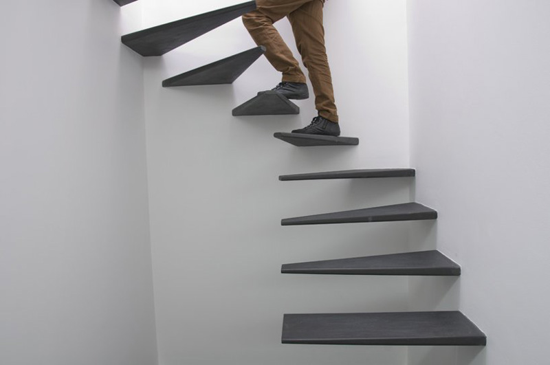 Floating stairs without railing