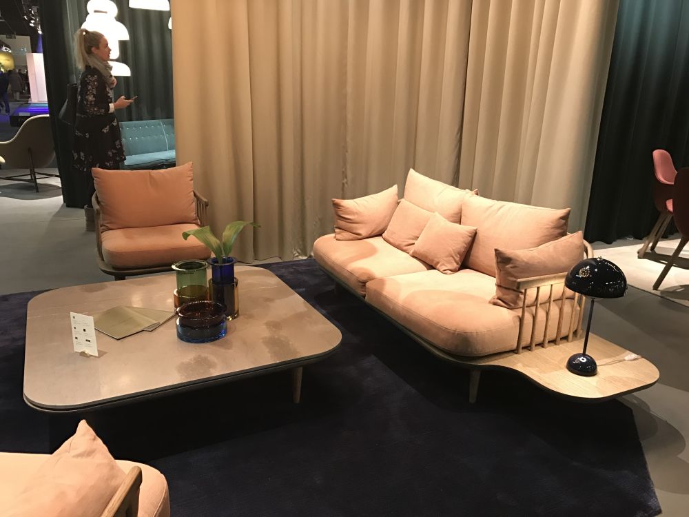 Fly sofa with side table from andtradition