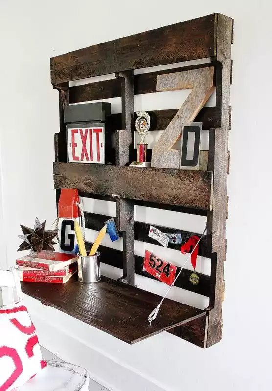 Fold up pallet desk
