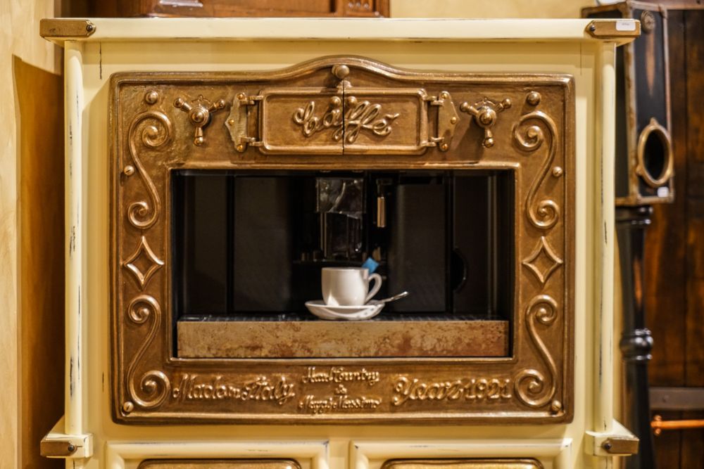 Framed copper coffee machine built in with a sophisticated antique style