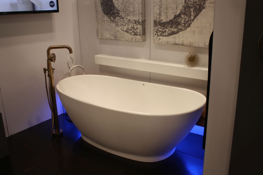 Freestanding bathroom tub with LED lights