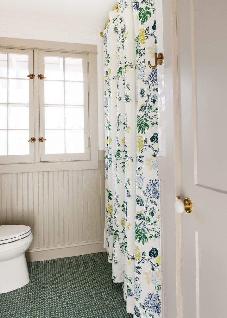 Making Your Bathroom Look Larger With Shower Curtain Ideas