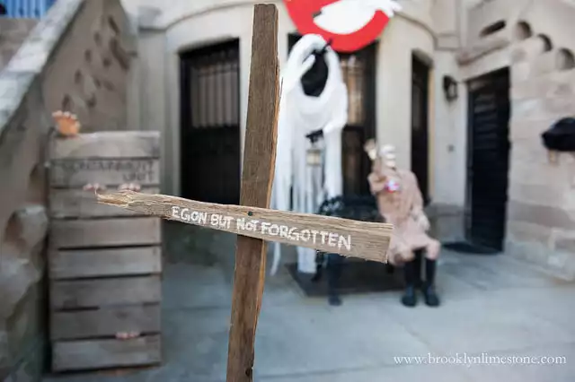 Ghost and skeleton to decorate the entrance