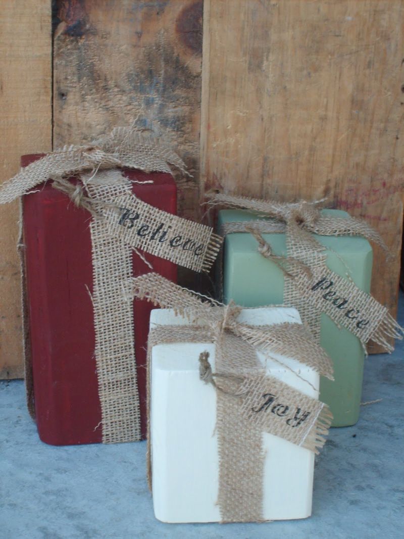 Gift style wooden blocks to decorate the Christmas