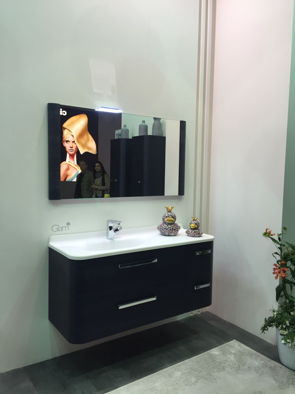 Glam bathroom vanity with white countertop and large rectangular mirror