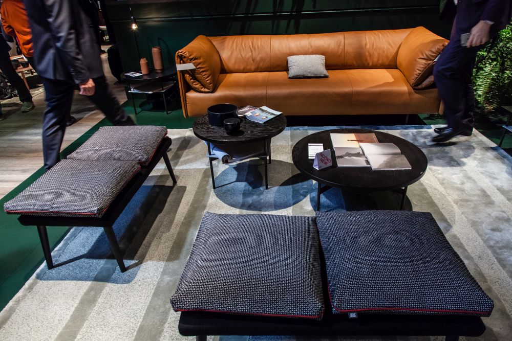 Glass round in black coffee tables