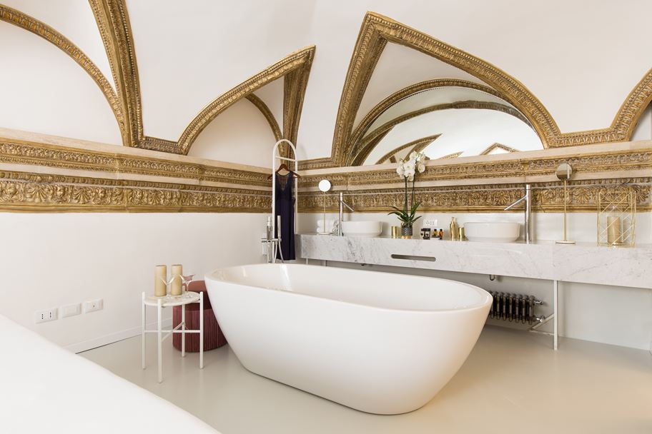 Gold ceiling details and freestanding bathtub Costaguti Experience