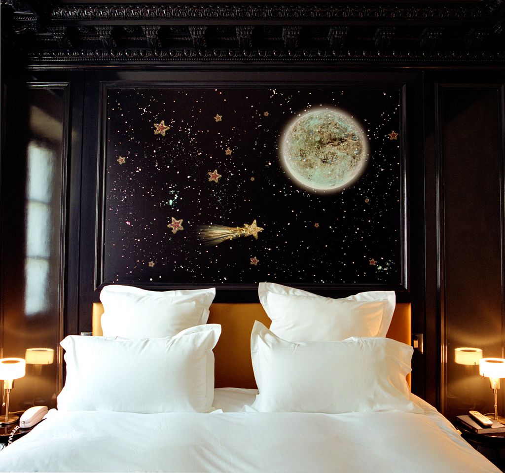 Gold stars for a black bedroom decor