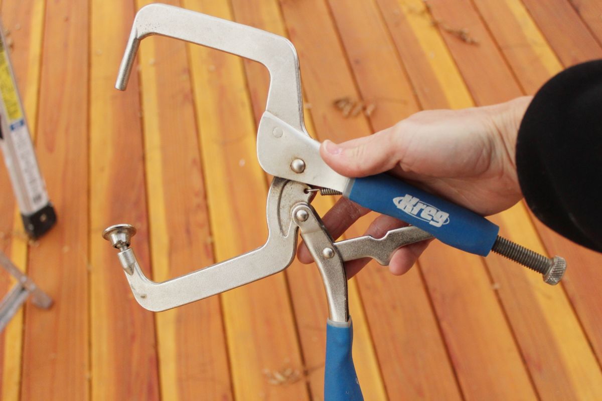 How to Install Modern Pergola Rafters Without Brackets - kreg clamp