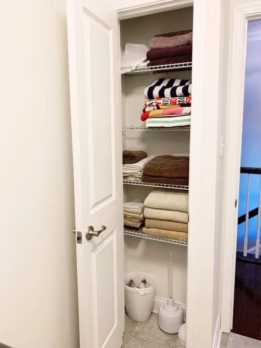 HOW TO ORGANIZE A SMALL LINEN CLOSET