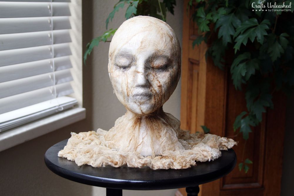 Halloween head on the table - Scarry Design