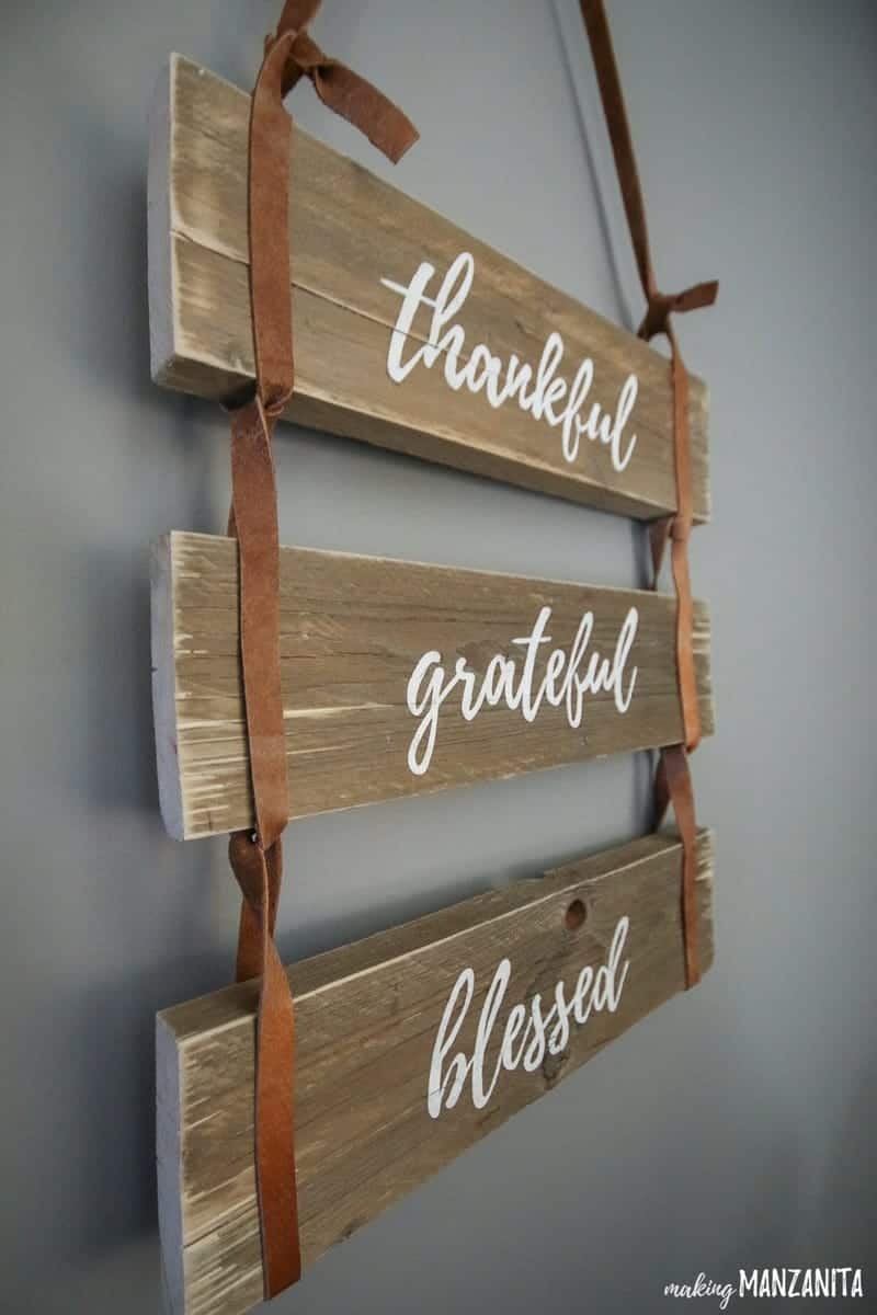 Hangign wall pallet sign for Thanksgiving