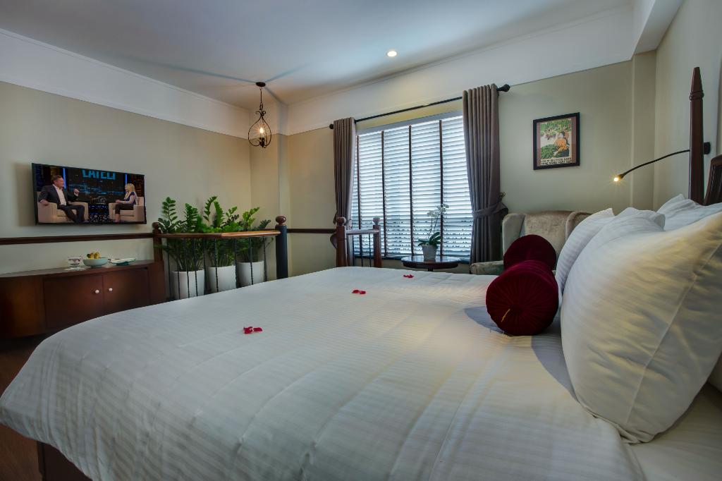 Hanoi La Siesta Hotel Spa – Hanoi Vietnam with a romantic bedroom