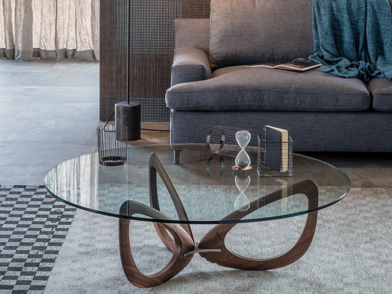 The three wooden elements that make up the base of the Helix table, in combination with the round top resemble a flower