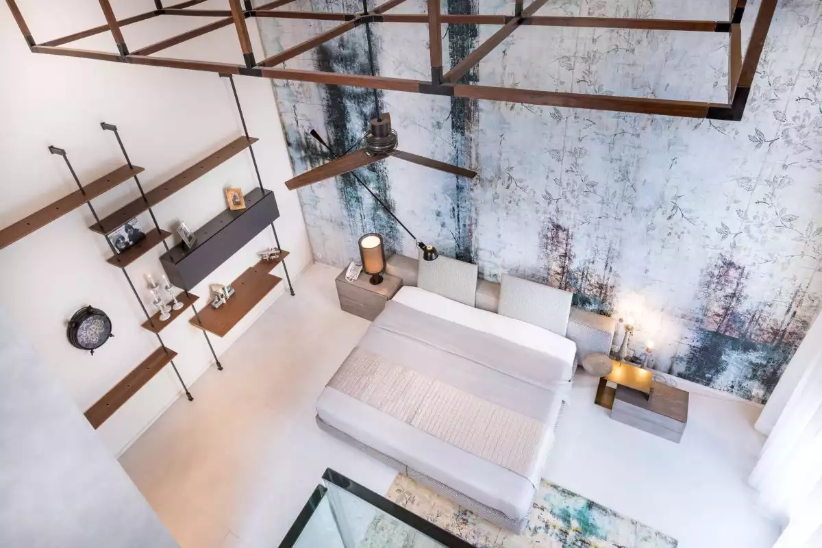 High ceilings bedroom with wall standing shelves