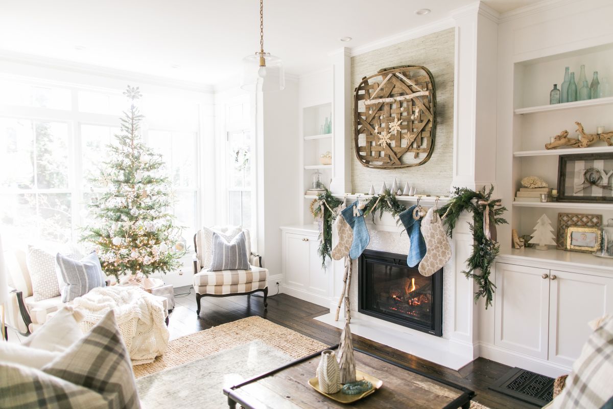 A farmhouse Christmas décor with a hint of color