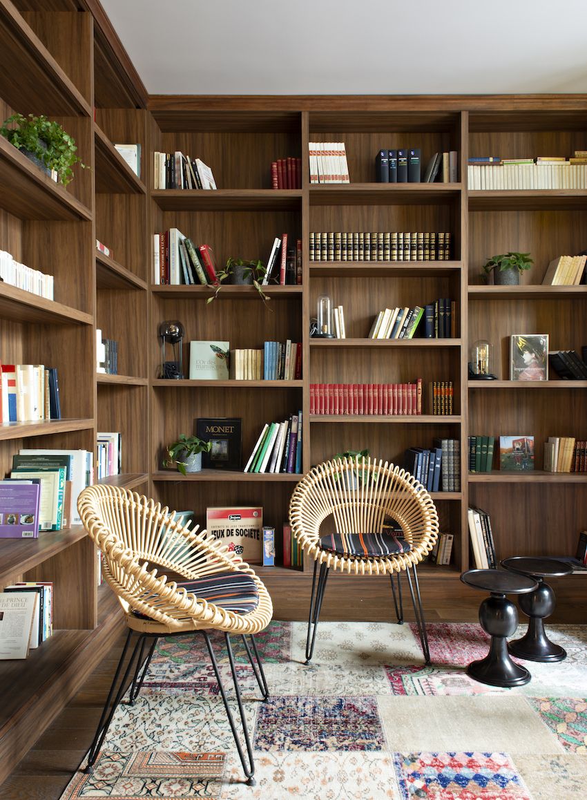 A library space has the perfect conversational corner.