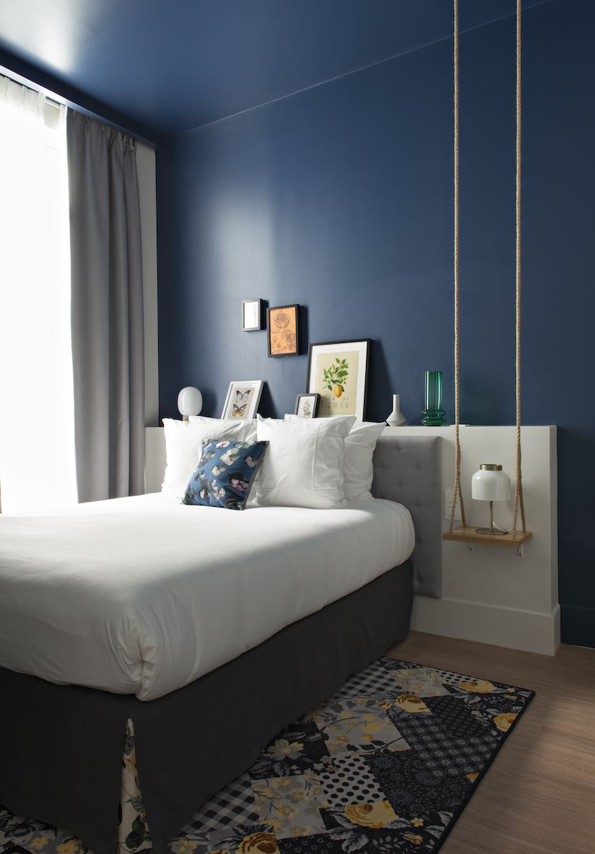 Single guest rooms have the same style of decor.