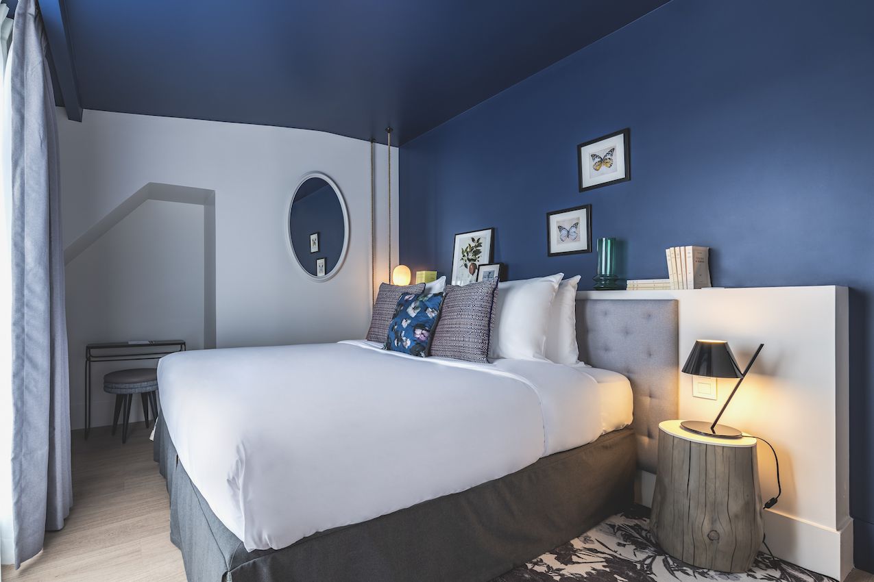 In a smaller guest room, a stump takes the place of a basic nightstand.