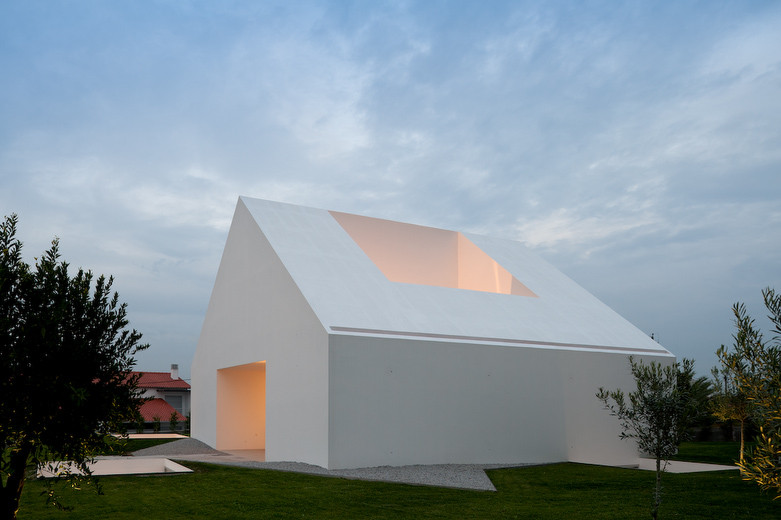 House In Leiria by Aires Mateus