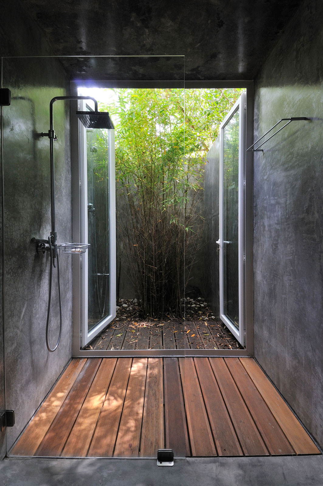 House in Banzão I by Federico Valsassina Arquitectos Shower With Large Windows