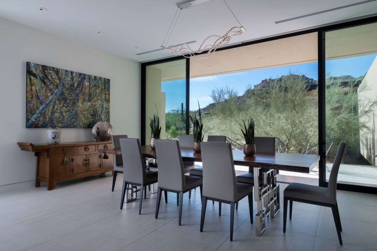 House in Paradise Valley by Kendle Design Collaborative Dining area