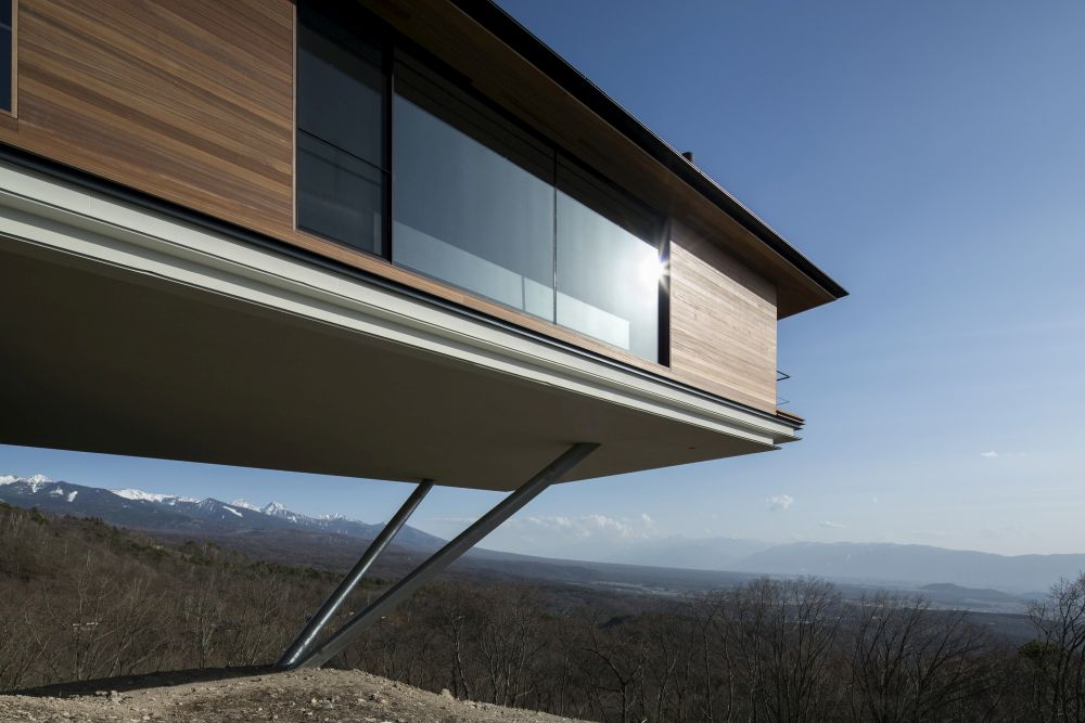 House in Yatsugatake Cantilevered big view