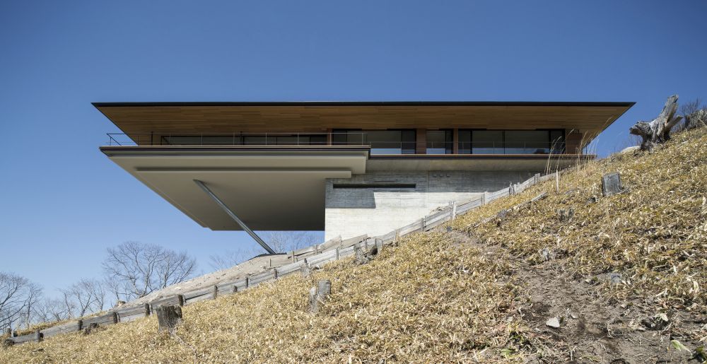 House in Yatsugatake Cantilevered