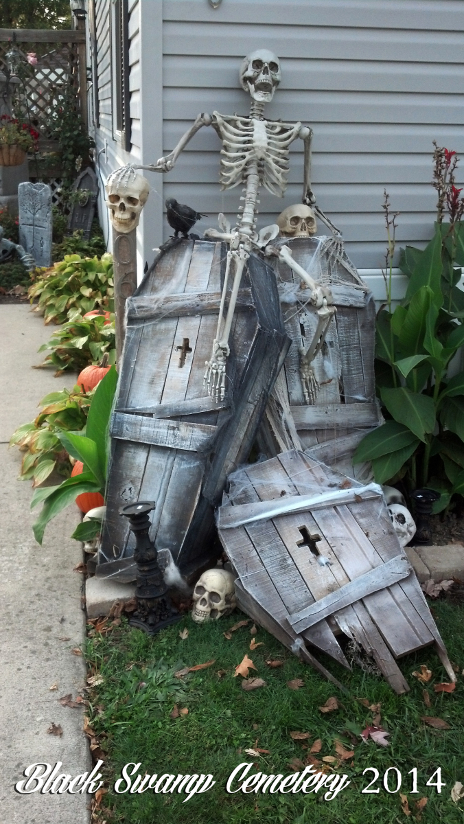 House skeleton and coffin Halloween Decor