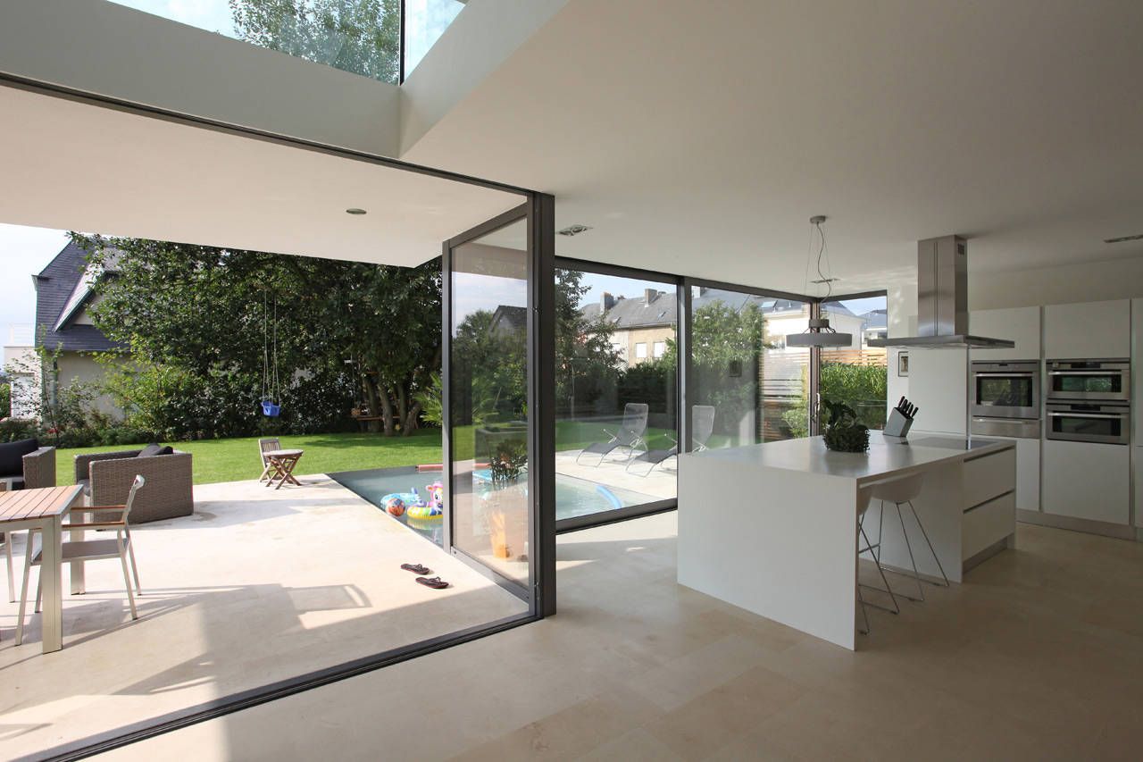 House the kitchen open space to backyard