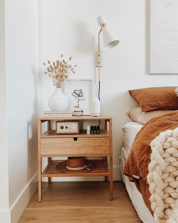 How to decorate a bedside table